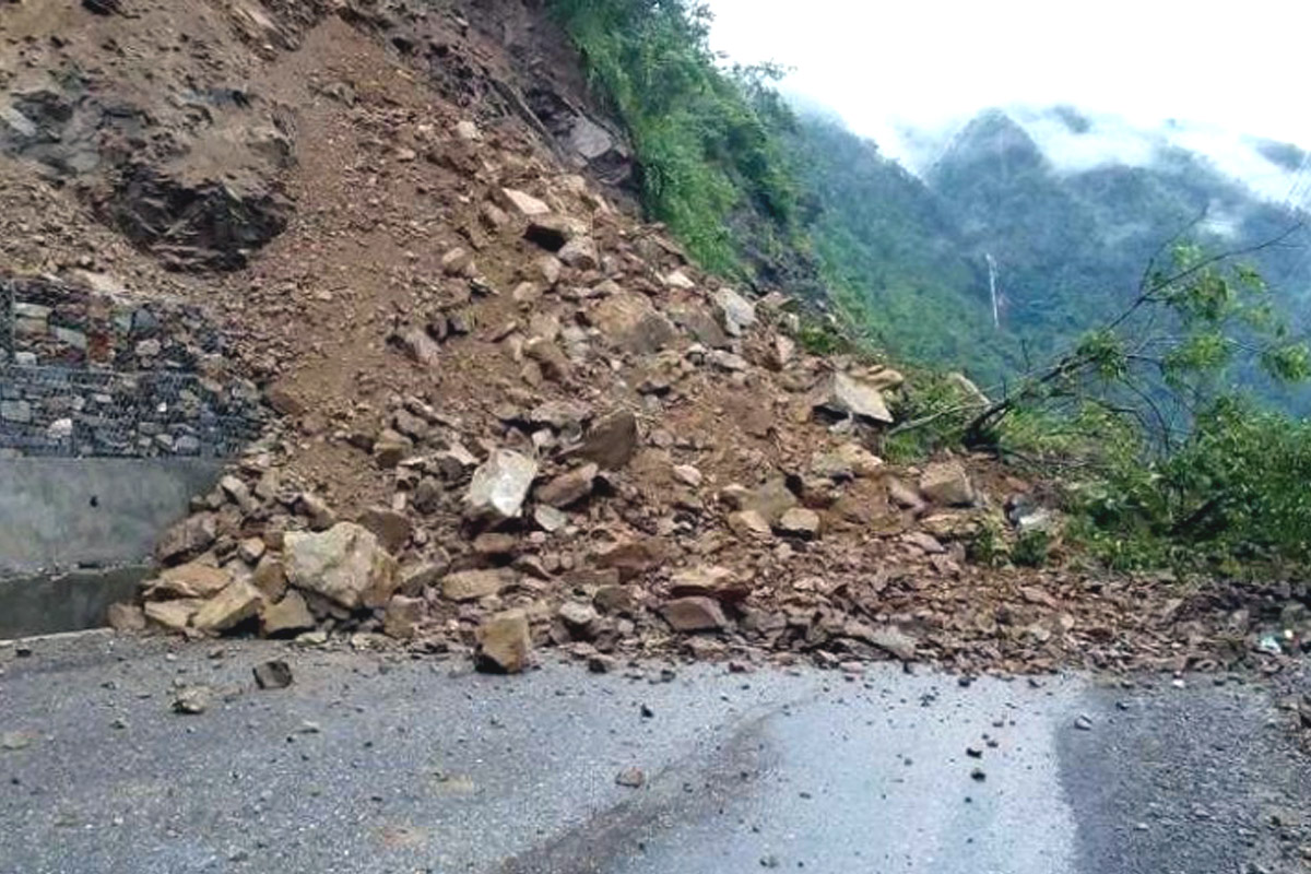 मध्यपहाडी लोकमार्ग अन्तर्गत अक्करे भीरको पहिरोले सधैं सास्ती